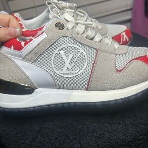 Women’s sneakers. Size 5.5, fit like a 6